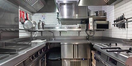 5 Astuces Imparables pour Optimiser l'Espace dans Votre Cuisine de Restauration Rapide