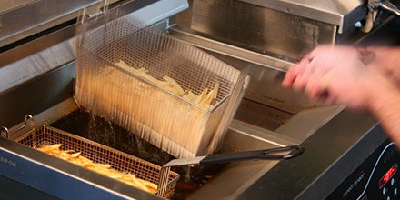 Nettoyage et Détartrage de Votre Friteuse : Le Petit Guide de Survie du Pro